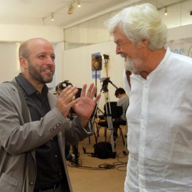 El candidato de En Marea a las primarias para la presidencia de la Xunta, el magistrado Luis Villares, a la izquierda, conversando ayer con el portavoz Nacional de Anova, Xosé Manuel Beiras, durante el acto de su presentación como candidato