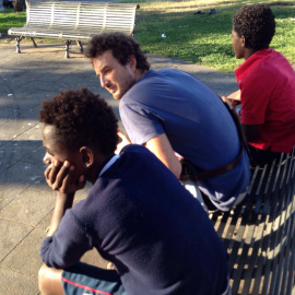 Menores provenientes de África subsahariana esperando frente a la Estación Central de Catania.-  L. S.
