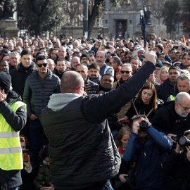 Taxistas de Barcelona durante la asamblea que celebran en la plaza de Catalunya de la capital catalana. (TONI ALBIR | EFE)