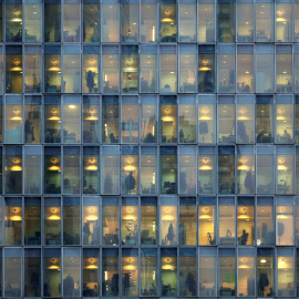 Las ventanas iluminadas de un edificio de oficinas en el centro de Milán. REUTERS/Stefano Rellandini