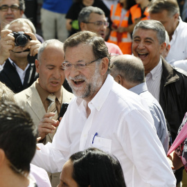 El presidente del Gobierno, Mariano Rajoy, durante su visita a la localidad lucense de Portomarín. EFE/Eliseo Trigo