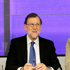 El presidente del PP, Mariano Rajoy, flaqueado por la secretaria general del partido, Maria Dolores de Cospedal, y el vicesecretario general de Organizació, Fermando Martínez Maillo. REUTERS