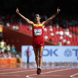 El corredor español, Miguel Ángel López, al cruzar la línea de meta.- REUTERS