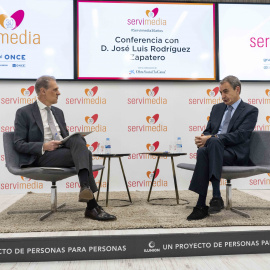 El expresidente del Gobierno, José Luis Rodríguez Zapatero, con el director general de Servimedia, José Manuel González Huesa.