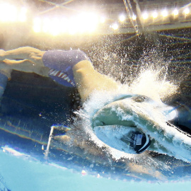 Michael Phelps compitiendo en su camino hacia el oro en la final masculina de los 200 metros estilos. REUTERS/Michael Dalder