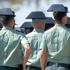 Agentes de la Guardia Civil en formación. EFE