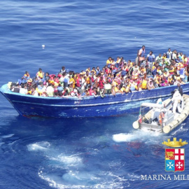 Una embarcación de inmigrantes procedentes de la costa libia antes de ser rescatados por la Marina italiana.- MARINA ITALIANA