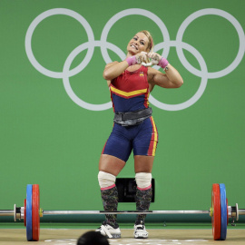 Lidia Valentín hace su famoso gesto del corazón. /REUTERS