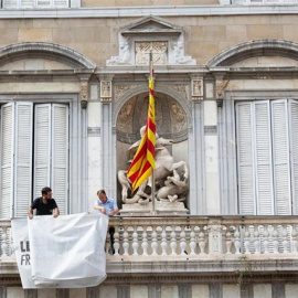 27/09/2019 - Retiran la pancarta con el lazo de la fachada de la Generalitat. / EUROPA PRESS - DAVID ZORRAKINO