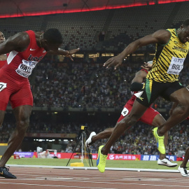 Usain Bolt supera a Justin Gatlin en los 100 metros lisos del Mundial de Atletismo de Pekín. REUTERS/Kai Pfaffenbach