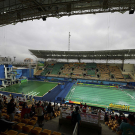 Las piscinas de saltos, de color verdoso y la de waterpolo, que está adquiriendo la misma tonalidad verdosa/REUTERS