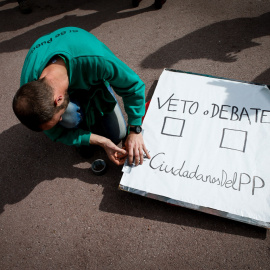 Concentración de miembros de la PAH frente a la sede de Ciudadanos en Barcelona, para protestar por  el veto a su propuesta de ley de Vivienda.EFE/Enric Fontcuberta