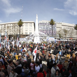 Una multitud acompaña a las Madres de Plaza de Mayo en su marcha número 2.000. NODAL