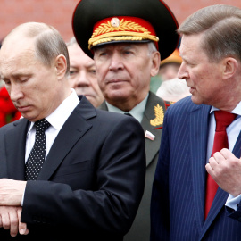 Elpresidente ruso, Vladimir Putin, en una foto de junio de 2013, con el ahora destituido jefe de la Administración del Kremlin, Serguéi Ivanov. REUTERS/Sergei Karpukhin