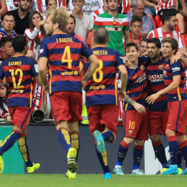 Luis Suárez celebra el gol con sus compañeros.EFE