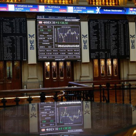 La Bolsa española cotiza con una mínima subida después de la apertura, en una sesión que está marcada por la "cuádruple hora bruja", en la que vencen opciones y futuros, y que suele provocar mayor volatilidad. El balance de la semana, que h