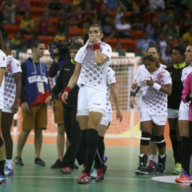 Las jugadoras españolas se van de la cancha tras perder contra Rumanía en balonmano. /REUTERS