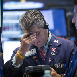 Brókers en Wall Street este lunes. REUTERS/Brendan McDermid