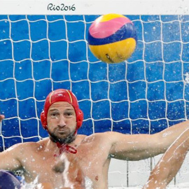 El arquero Daniel López de España intenta bloquear un lanzamiento ante Francia durante un juego de waterpolo en los Juegos Olímpicos Río 2016 hoy, viernes 12 de agosto, en el Centro Acuático María Lenk, en los Juegos Olímpicos de Río 2016. 