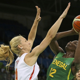 Laura Gil se enfrenta a la senegalesa Mame Marie Sy durante el partido en Rio. REUTERS/Shannon Stapleton