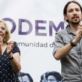Manuela Carmena y Pablo Iglesias durante un mitin de campaña de 2015 / EFE