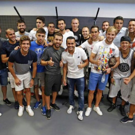 Pedro y sus ya excompañeros del Barcelona, este lunes.