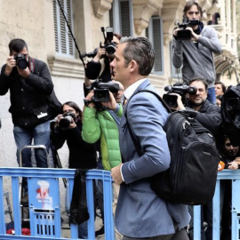Iñaki Urdangarin a su llegada a la Audiencia de Palma con una mochila al hombro. | BALLESTEROS (EFE)