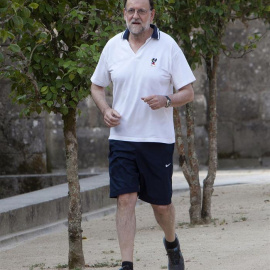 El presidente del Gobierno en funciones, Mariano Rajoy, ayer, recorriendo la Ruta da Pedra e da Auga en Ribadumia (Pontevedra), durante el descanso que se ha concedido el presidente del Ejecutivo en este puente. EFE/Salvador Sas