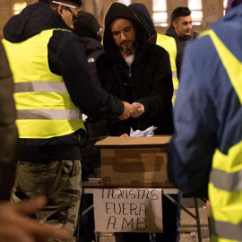 Los taxistas de Barcelona votan. (MARTA PÉREZ | EFE)