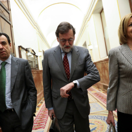 El presidente del Gobierno, Mariano ajoy, flanqueado por Fernando Martínez Maíllo y María Dolores de Cospedal, a su salida del Congreso tras la sesión de control al Gobierno. REUTERS/Susana Vera