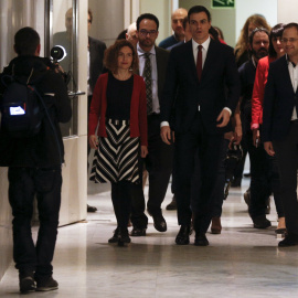 El secretario general del PSOE, Pedro Sánchez, con varios de los miembros de su equipo negociador para la investidura, en los pasillos del Congreso de los Diputados, camino de una rueda de prensa. REUTERS/Sergio Perez