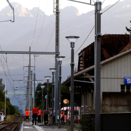 Unos operarios limpian el andén de la estación de tren de la localidad suiza de Salez, después del ataque de un joven  de 27 a los viajeros de un tren. REUTERS/Arnd Wiegmann