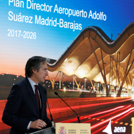 El ministro de Fomento, Íñigo de la Serna, durante la presentación del Plan Director del Aeropuerto Adolfo Suárez Madrid-Barajas Fase 2017-2026. EFE/Paco Campos