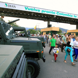 Ciudadanos procedentes de Venezuela entran en Colombia por el puente Simón Bolívar a la ciudad de Cúcuta para comprar alimentos y medicinas. EFE/Mauricio Dueñas Castañeda