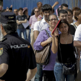 nmigrantes hacen cola a la entrada de la Brigada Provincial de Extranjería y Fronteras. EFE