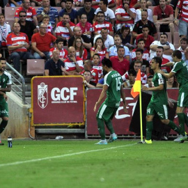 El centrocampista del Eibar Adrián González (2i) celebra el gol que acaba de marcar ante el Granada. /EFE