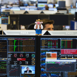 Un operador de un banco de inversión en Bruselas. REUTERS/Yves Herman