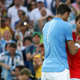 Del Potro consola a Nadal tras acabar el partido. REUTERS/Kevin Lamarque
