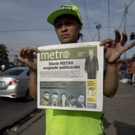 Un voceador ambulante ofrece la última edición del periódico Metro este viernes, en una calle de Managua (Nicaragua). Los periódicos nicaragüenses El Nuevo Diario, Metro y Maje, críticos con el Gobierno del presidente Daniel Ortega, dejaron
