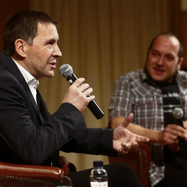 El secretario general de Sortu, Arnaldo Otegi (i), junto a David Fernández (d), exportavoz de la CUP en el Parlament, durante la charla con el título "La vía vasca" que ambos han mantenido esta noche en el Ateneu Barcelonés de la ciudad con