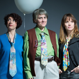 Noelia Adánez (izq.) y Valeria Alonso (dcha.), coautoras de 'Gloria', escoltan a la actriz Ana Rayo.- JEAN PIERRE LEDOS