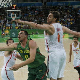 Pau Gasol disputa un balón contra el equipo lituano en los Juegos de Río. REUTERS/Jim Young