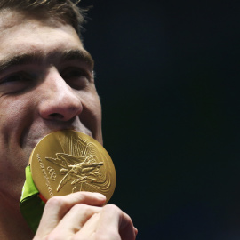 Phelps besa en su despedida de Río su 28ª medalla. REUTERS/Marcos Brindicci