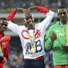 Mo Farah celebra su victoria en los 10.000. REUTERS/Alessandro Bianchi