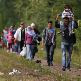 Refugiados sirios caminan por unas vías de tren tras cruzar la frontera que separa a Hungría de Serbia. REUTERS