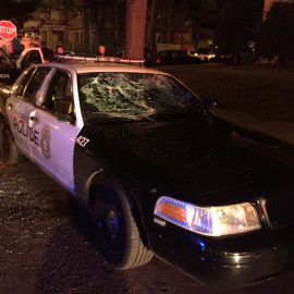 Un coche de la Policía de Milwaukee con las lunas rotas, tras las violentas protestas después de que un agente disparara y matara a un hombre armado durante una persecución. REUTERS
