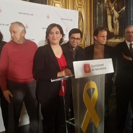L'alcaldessa de Barcelona, Ada Colau, els tinents d'alcalde Gerardo Pisarello i Jaume Asens amb representants d'entitats pels drets humans i regidors del consistori, durant un acte de suport als presos independentistes. Europa Press