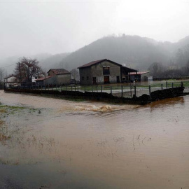 Inundaciones al desbordarse el río Nalón en Las Inmediaciones de Laviana(Asturias). (EFE)