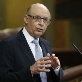 El ministro de Hacienda, Cristóbal Montoro, defiende en el Congreso los presupuestos para 2016. EFE/Paco Campos