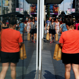 Gente de compras por el centro de Madrid. REUTERS/Susana Vera
